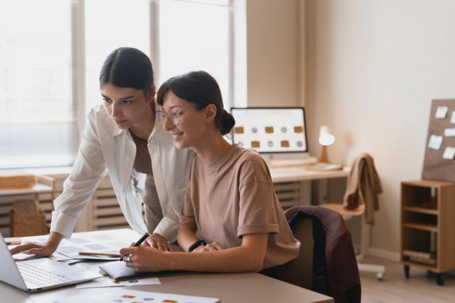 Équipe d'analystes travaillant sur des données financières dans un environnement collaboratif moderne